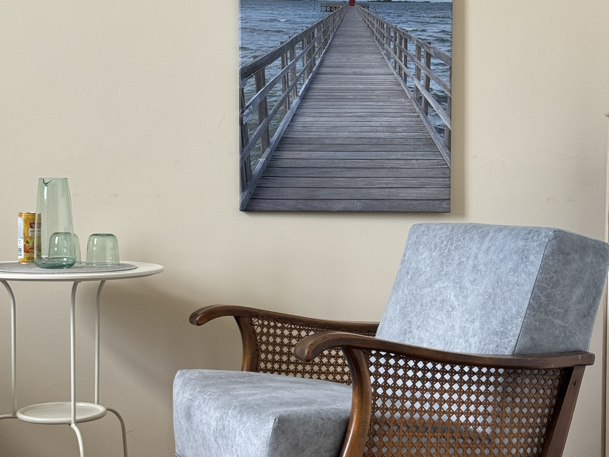 Therapieraum – Sessel mit Leuchtturmbild